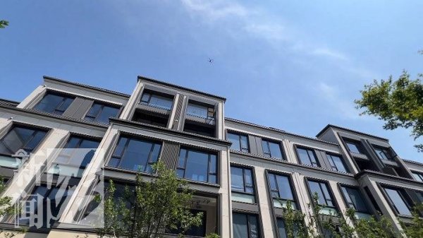 配资资讯平台 上海一别墅小区没有顶？业主傻眼，开发商：按图纸盖的