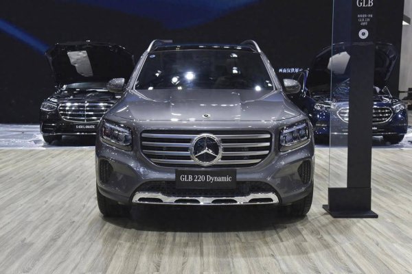 配资炒股平台 这回要排队买奔驰了，从34万降至20万多，配2.0T+7座，车标比脸大